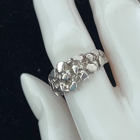 SOLD Vintage Unique Chunky Style Silver Ring🎉Host Pick🎉 - Picture 4 of 11